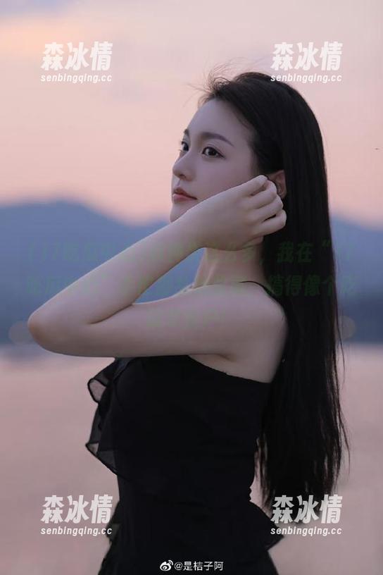 17吃瓜中心 瓜种类这么多,我在“17吃瓜中心”手忙脚乱地收藏,搞得像个吃瓜专业户!