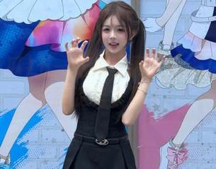 五一吃瓜官网：小心！娜娜的吃瓜姿势太撩了！