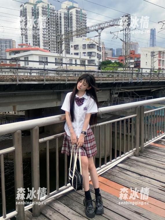 “吃瓜头条”直达一场真实版的狗血剧，刚出门就开始围观了！